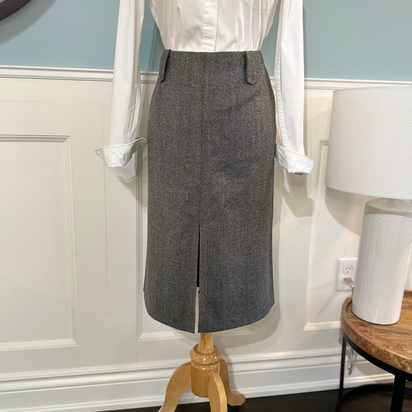 Tailored skirt with front split and designer details - Picture 2 of 12